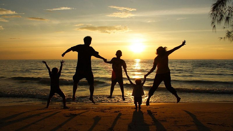 Famille heureuse sur la plage