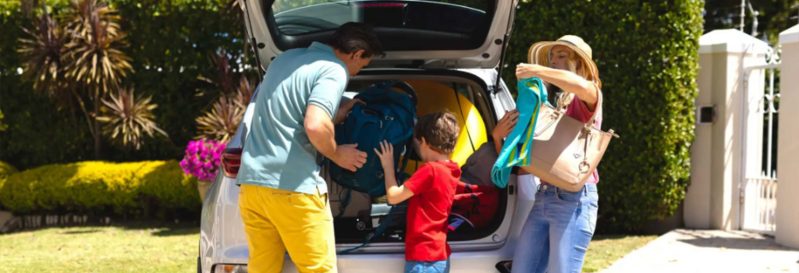 Famille chargeant sa voiture de bagages
